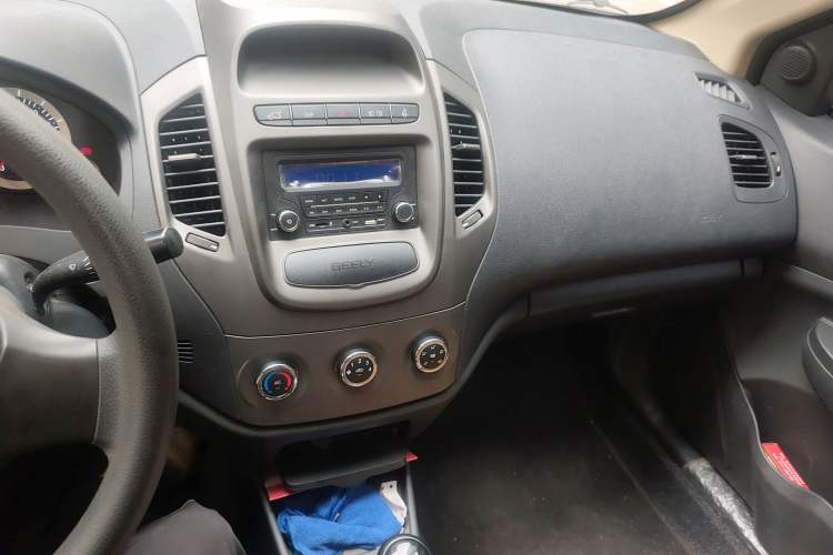 Used Geely Auto Diamond Fortune 2015 1.5L Elite Model Audio And AC Panel