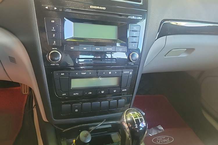 Used Geely Auto EC8 2013 2.0L Manual Luxury Version Audio And AC Panel