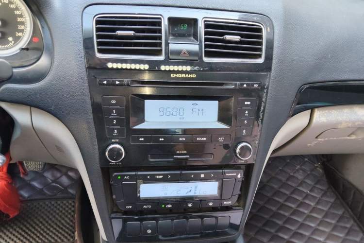 Used Geely Auto EC8 2013 2.0L Manual Elite Edition Audio And AC Panel