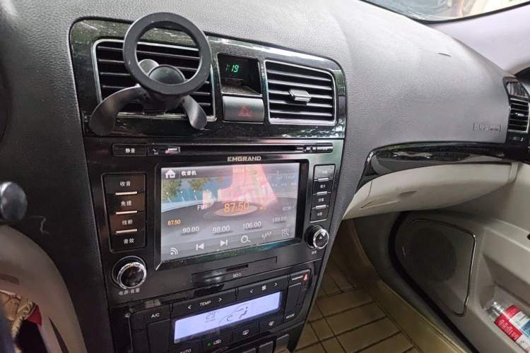 Used Geely Auto EC8 2013 2.0L Manual Elite Edition Audio And AC Panel