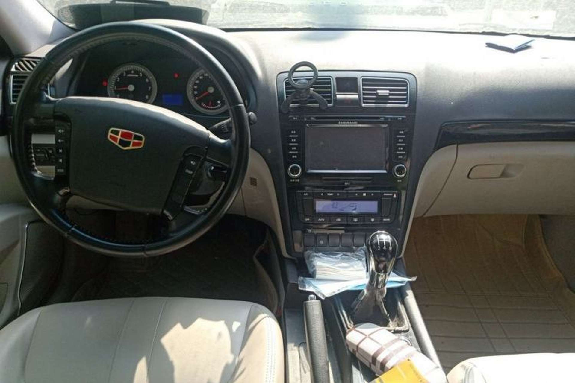 Used Geely Auto EC8 2013 2.0L Manual Elite Edition Center Console