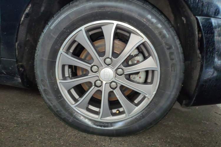 Used Geely Auto EC8 2015 2.0L Automatic Elite Edition Right Front Wheel Hub