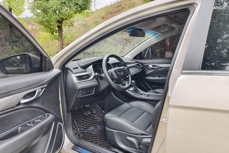 Used Geely Auto Emgrand 2019 Leading Edition 1.5L CVT Upward-Connected Model China VI Standard Interior 2