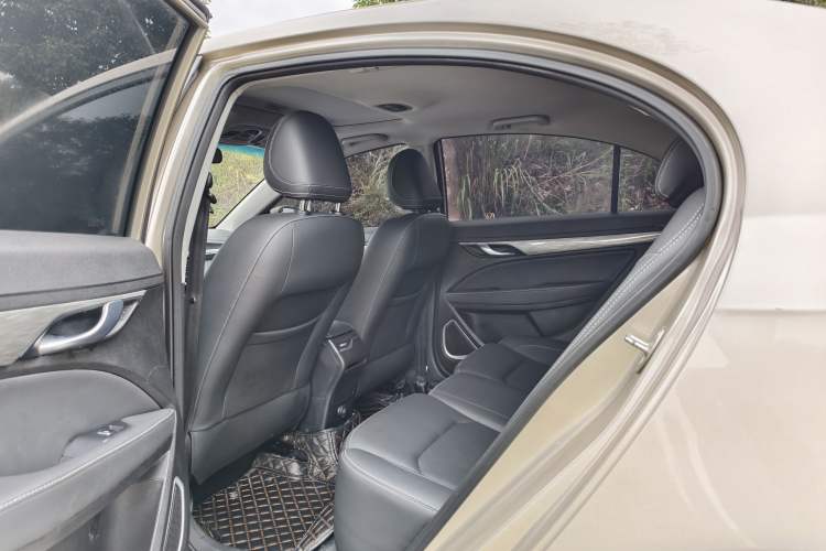 Used Geely Auto Emgrand 2019 Leading Edition 1.5L CVT Upward-Connected Model China VI Standard Interior 3