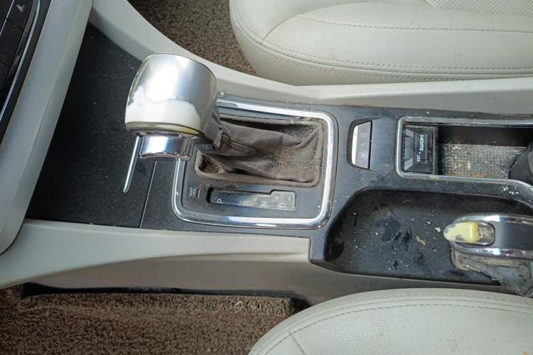 Used Geely Auto Emgrand 2014 Sedan 1.5L CVT Elite Model Gear Lever