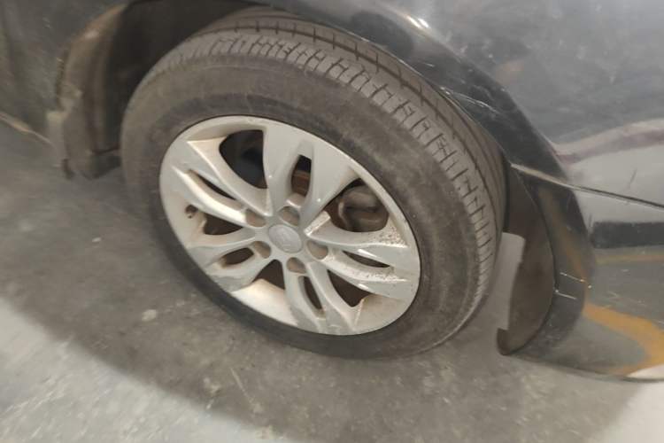 Used Geely Auto Emgrand 2014 Sedan 1.5L CVT Elite Model Right Front Wheel Hub