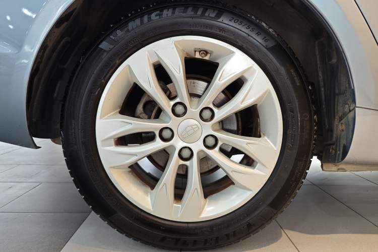 Used Geely Auto Emgrand 2014 Sedan 1.3T CVT Prestige Model Exterior 2