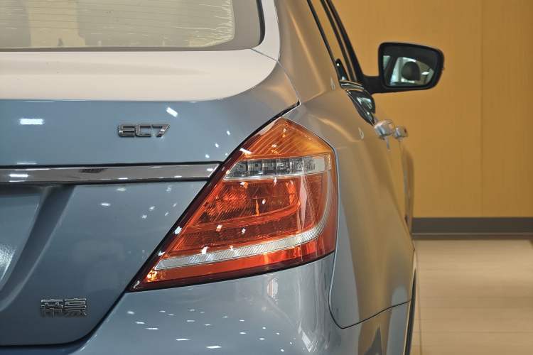 Used Geely Auto Emgrand 2014 Sedan 1.3T CVT Prestige Model Exterior 4
