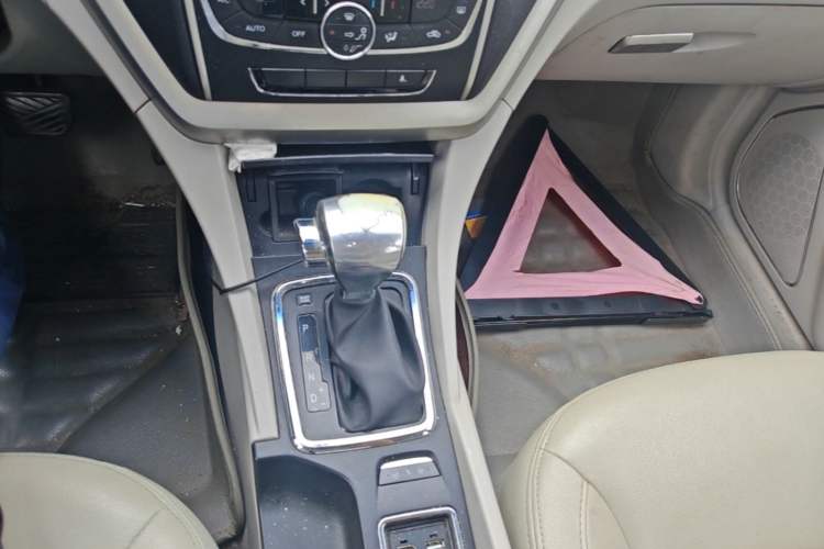 Used Geely Auto Emgrand 2014 Sedan 1.3T CVT Elite Model Gear Lever