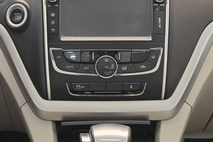 Used Geely Auto Emgrand 2014 Sedan 1.3T CVT Prestige Model Interior 4