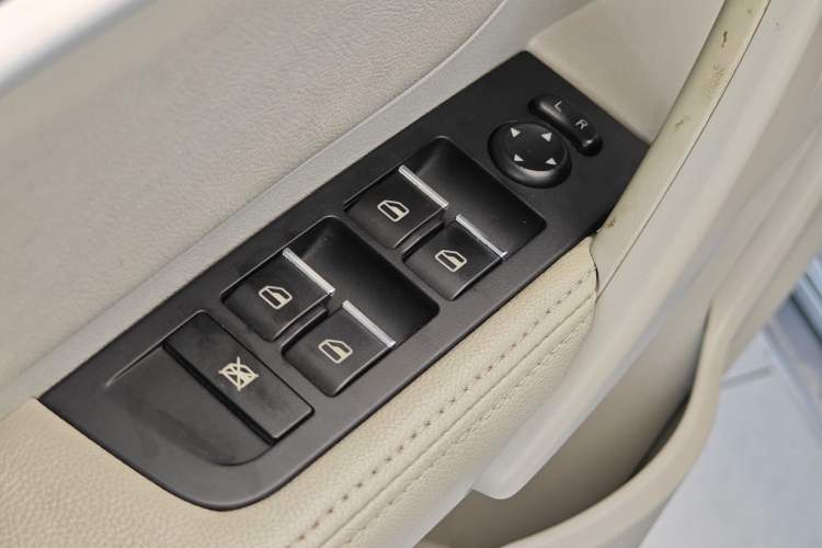 Used Geely Auto Emgrand 2014 Sedan 1.3T CVT Prestige Model Interior 9