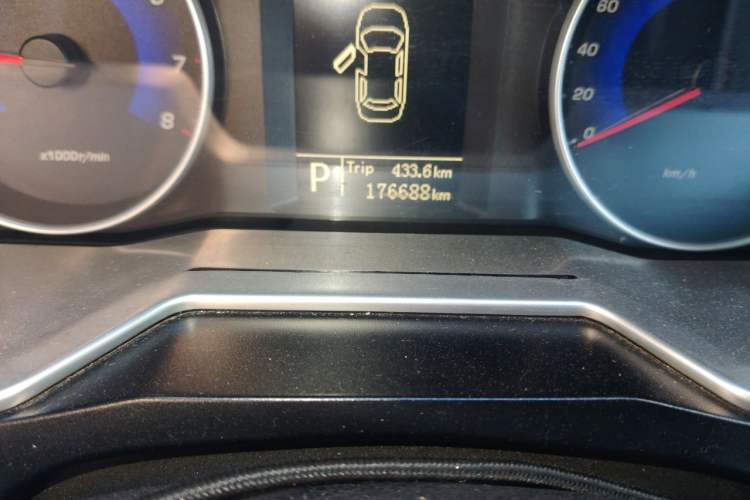 Used Geely Auto Emgrand 2014 Sedan 1.3T CVT Elite Model Odometer Close Up