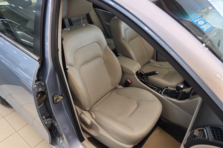 Used Geely Auto Emgrand 2014 Sedan 1.3T CVT Prestige Model Right Front Seat