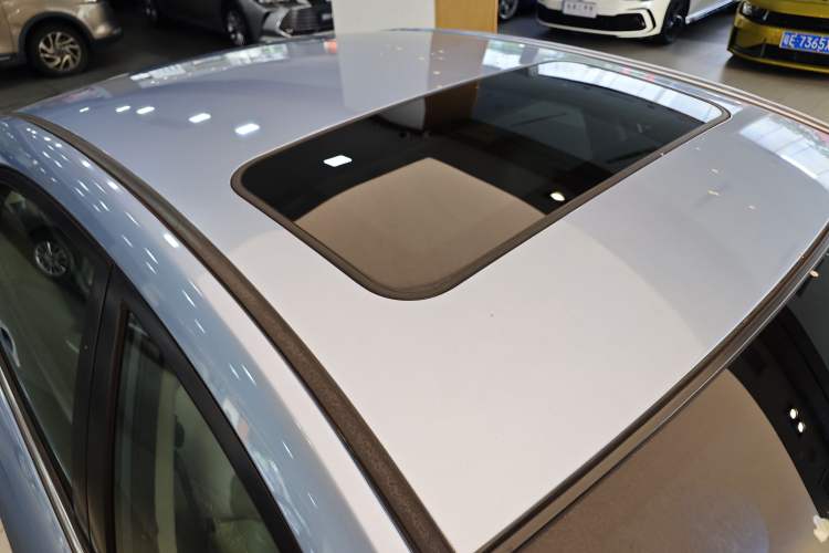 Used Geely Auto Emgrand 2014 Sedan 1.3T CVT Prestige Model Roof