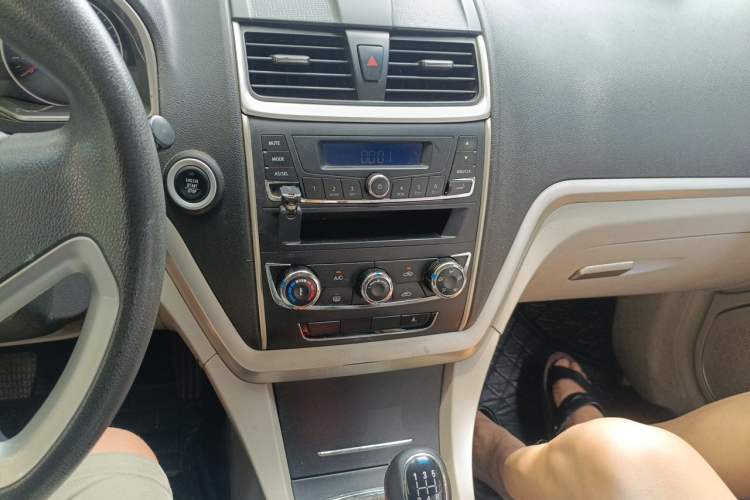 Used Geely Auto Emgrand 2014 Sedan 1.5L Manual Fashion Edition Audio And AC Panel