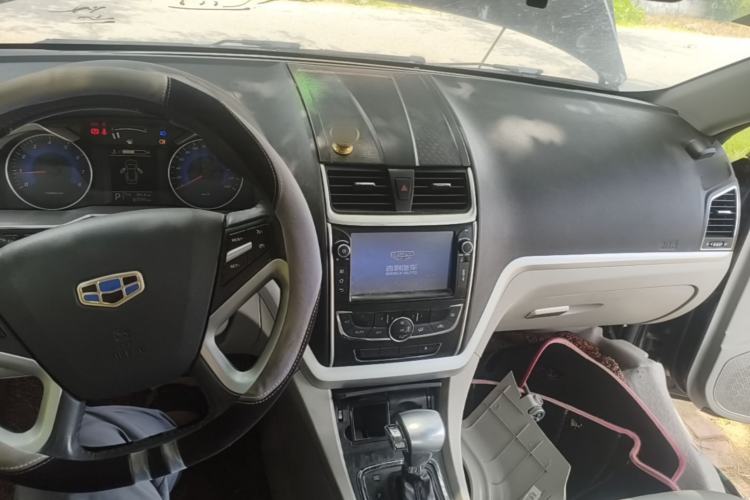 Used Geely Auto Emgrand 2014 Sedan 1.5L CVT Elite Model Center Console