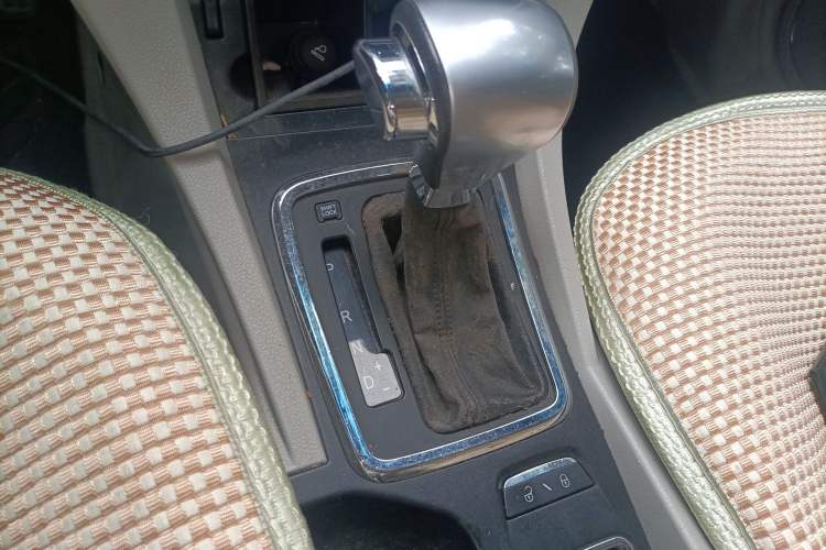 Used Geely Auto Emgrand 2014 Sedan 1.5L CVT Elite Model Gear Lever