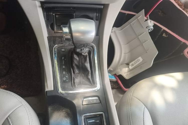 Used Geely Auto Emgrand 2014 Sedan 1.5L CVT Elite Model Gear Lever