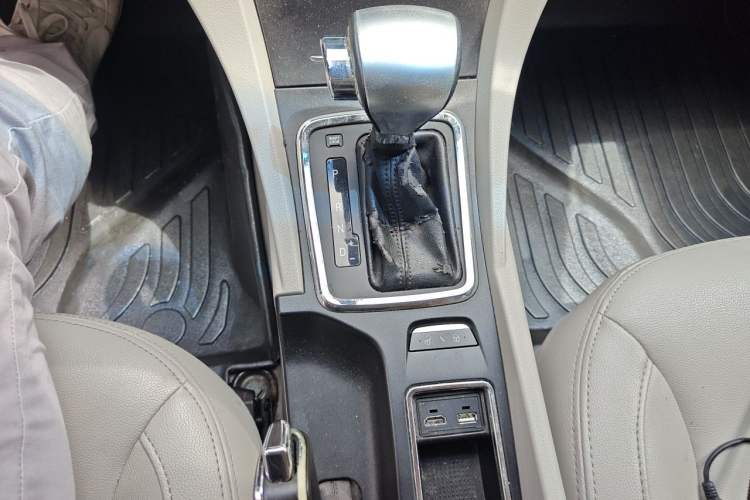 Used Geely Auto Emgrand 2014 Sedan 1.3T CVT Prestige Model Gear Lever