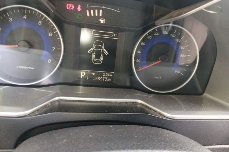 Used Geely Auto Emgrand 2014 Sedan 1.3T CVT Elite Model Odometer Close Up