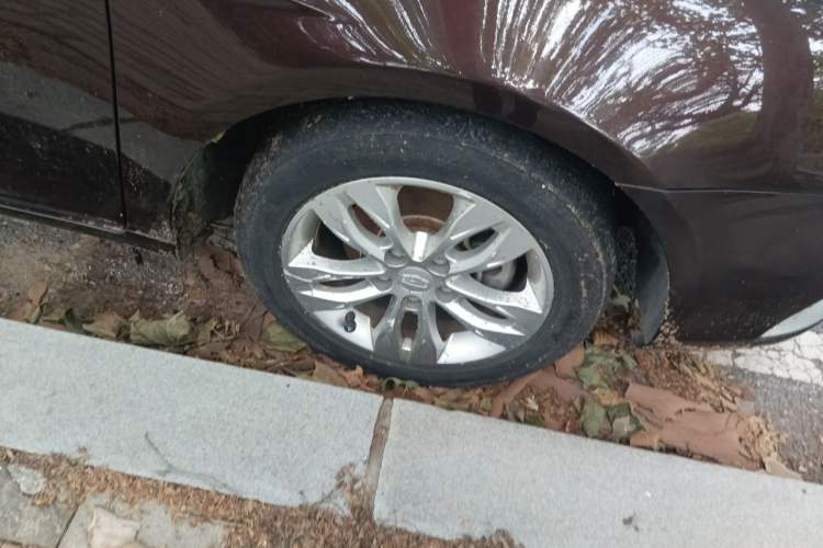Used Geely Auto Emgrand 2014 Sedan 1.3T CVT Elite Model Right Front Wheel Hub