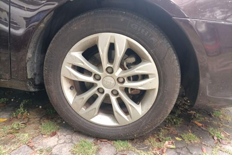 Used Geely Auto Emgrand 2014 Sedan 1.5L CVT Elite Model Right Front Wheel Hub