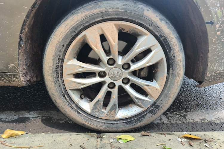 Used Geely Auto Emgrand 2014 Sedan 1.5L CVT Elite Model Right Front Wheel Hub