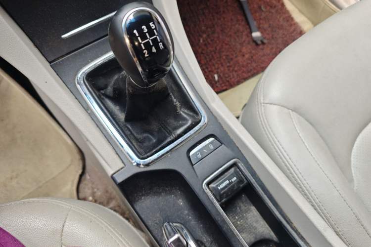 Used Geely Auto Emgrand 2014 Sedan 1.5L Manual Elite Model Gear Lever