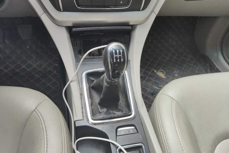 Used Geely Auto Emgrand 2014 Sedan 1.5L Manual Elite Model Gear Lever