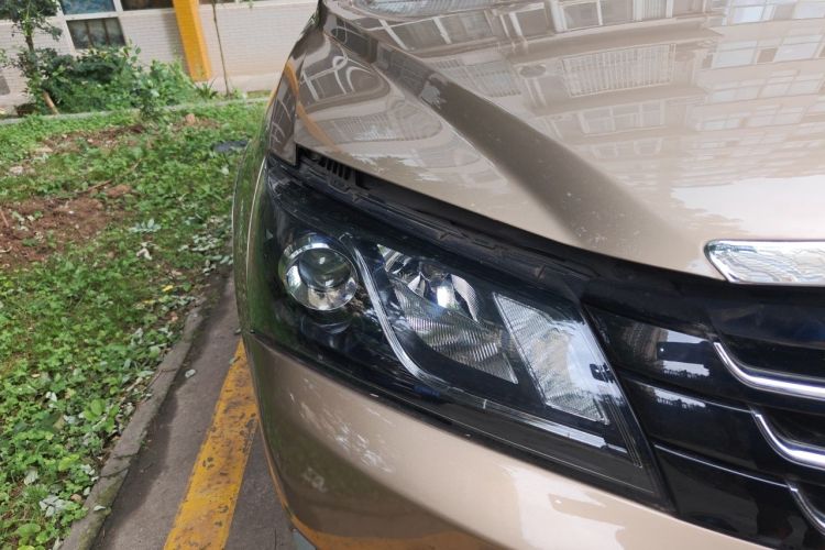 Used Geely Auto Emgrand 2014 Sedan 1.3T CVT Elite Model Right Front Headlight