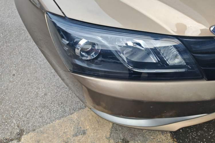 Used Geely Auto Emgrand 2014 Sedan 1.3T CVT Elite Model Right Front Headlight