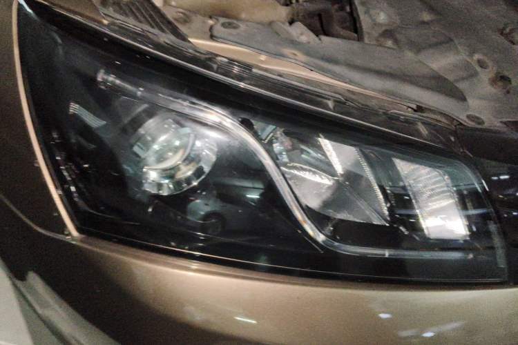 Used Geely Auto Emgrand 2014 Sedan 1.3T CVT Prestige Model Right Front Headlight