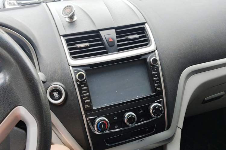 Used Geely Auto Emgrand 2014 Sedan 1.5L Manual Fashion Edition Audio And AC Panel