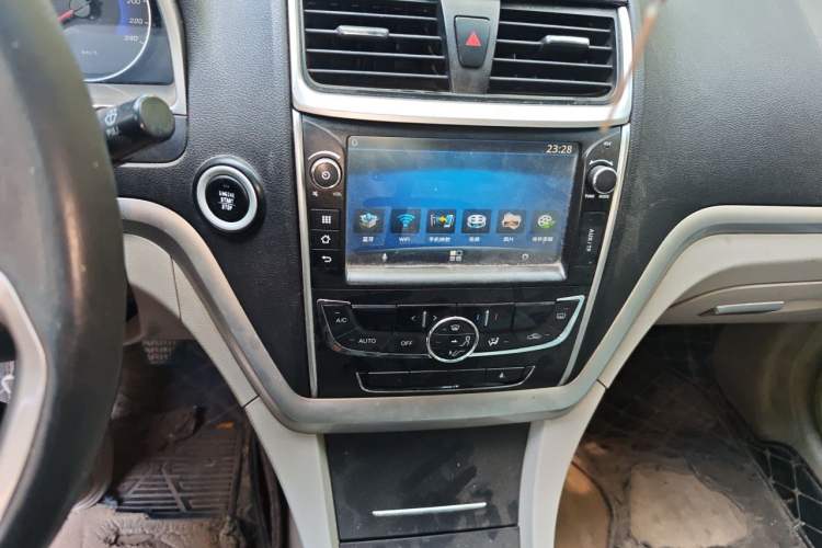 Used Geely Auto Emgrand 2014 Sedan 1.3T Manual Elite Model Audio And AC Panel