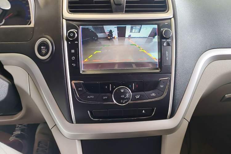 Used Geely Auto Emgrand 2014 Sedan 1.3T Manual Elite Model Audio And AC Panel
