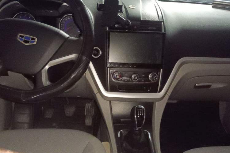 Used Geely Auto Emgrand 2014 Sedan 1.5L Manual Fashion Edition Center Console