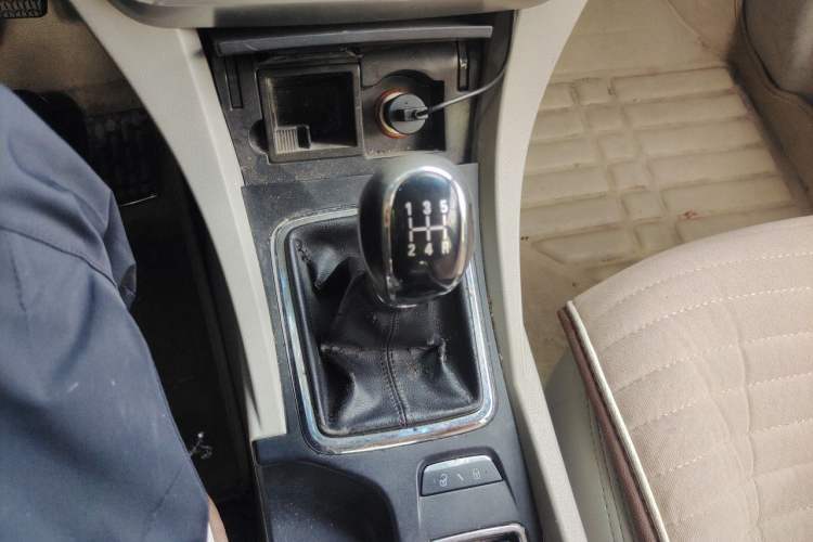 Used Geely Auto Emgrand 2014 Sedan 1.5L Manual Elite Model Gear Lever