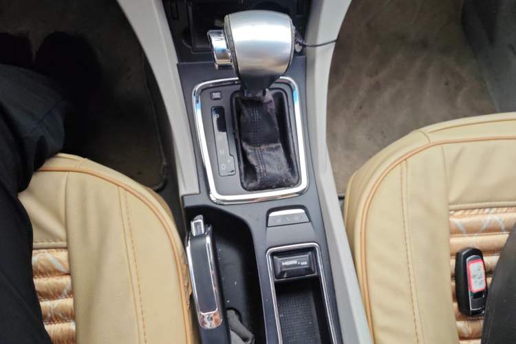 Used Geely Auto Emgrand 2014 Sedan 1.5L CVT Elite Model Gear Lever