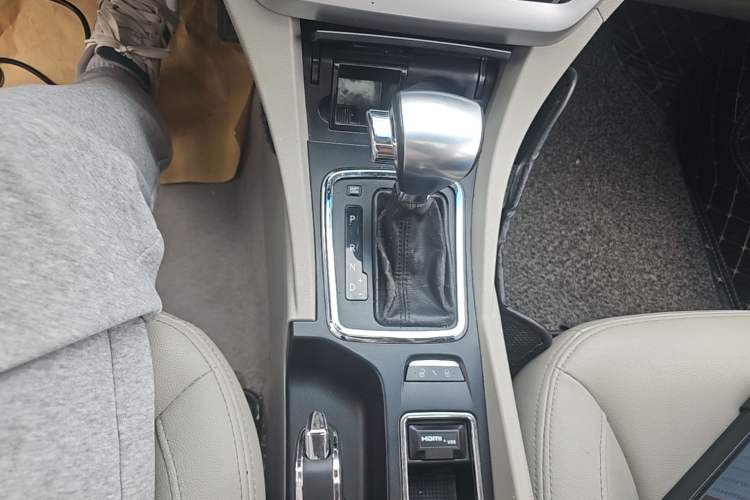 Used Geely Auto Emgrand 2014 Sedan 1.5L CVT Elite Model Gear Lever