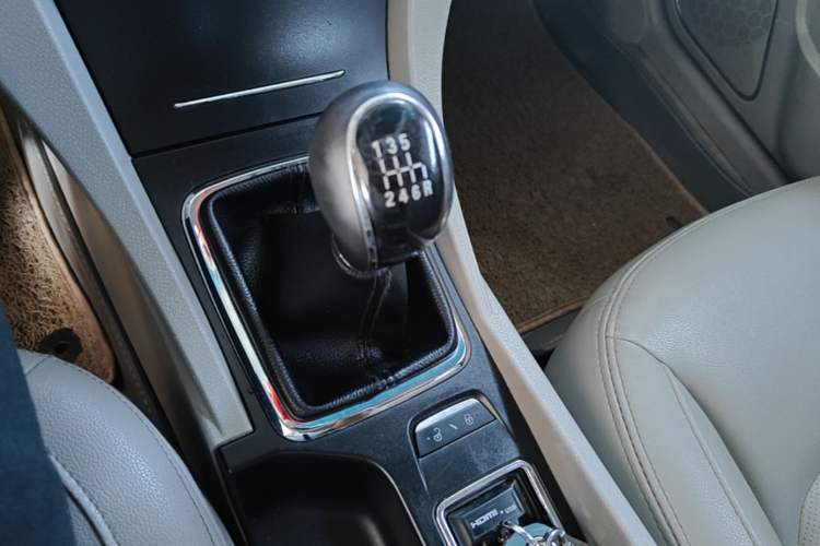 Used Geely Auto Emgrand 2014 Sedan 1.3T Manual Elite Model Gear Lever