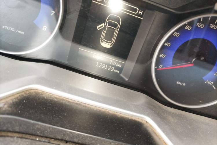 Used Geely Auto Emgrand 2014 Sedan 1.5L Manual Elite Model Odometer Close Up