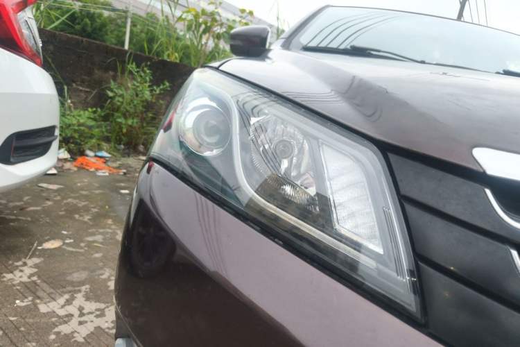 Used Geely Auto Emgrand 2014 Sedan 1.3T Manual Elite Model Right Front Headlight