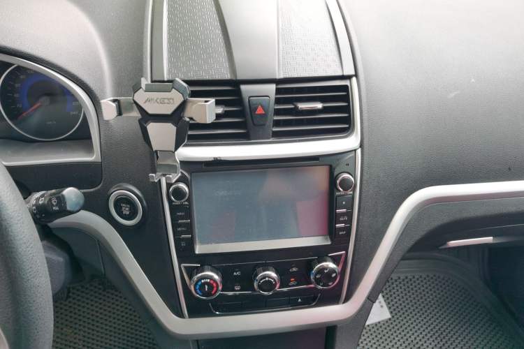Used Geely Auto Emgrand 2014 Hatchback 1.5L Manual Fashion Edition Audio And AC Panel