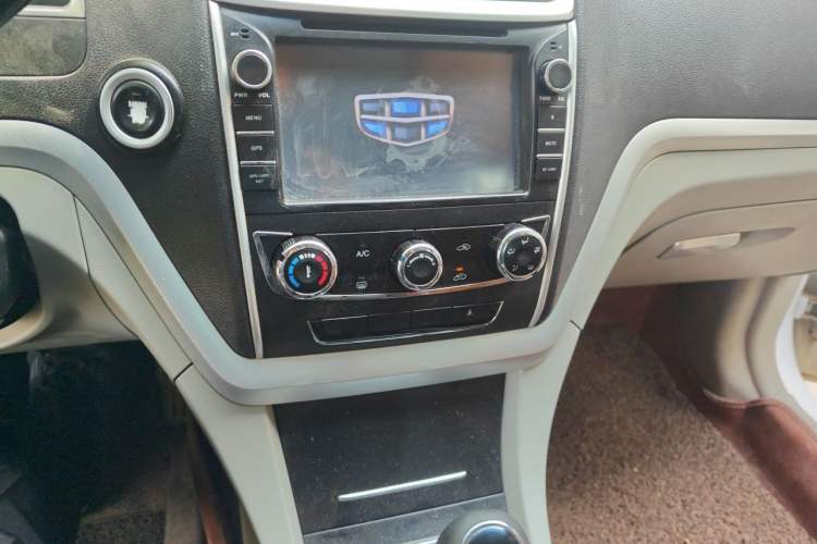 Used Geely Auto Emgrand 2014 Sedan 1.5L Manual Fashion Edition Audio And AC Panel