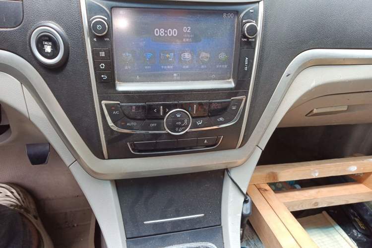 Used Geely Auto Emgrand 2014 Sedan 1.3T Manual Elite Model Audio And AC Panel