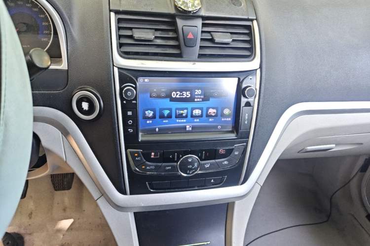 Used Geely Auto Emgrand 2014 Sedan 1.5L Manual Elite Model Audio And AC Panel