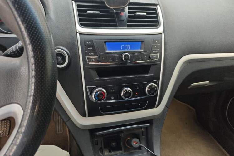 Used Geely Auto Emgrand 2014 Hatchback 1.5L Manual Fashion Edition Audio And AC Panel