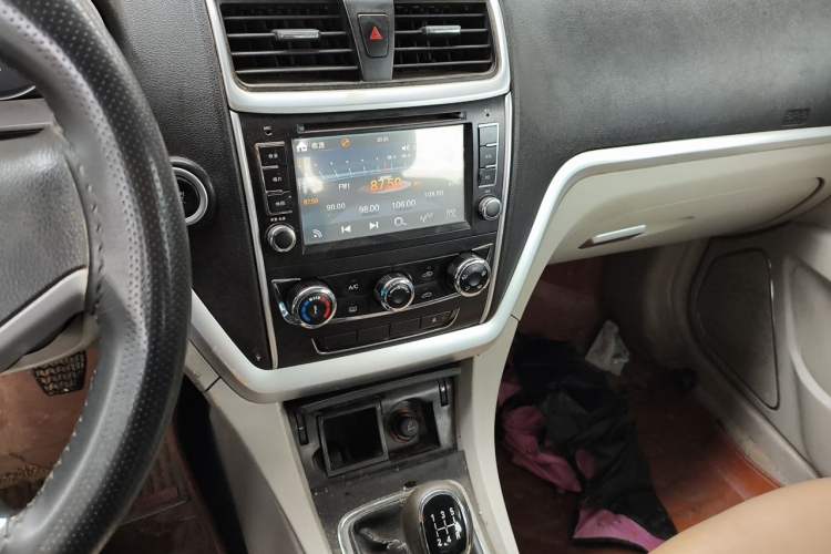 Used Geely Auto Emgrand 2014 Sedan 1.5L Manual Fashion Edition Audio And AC Panel