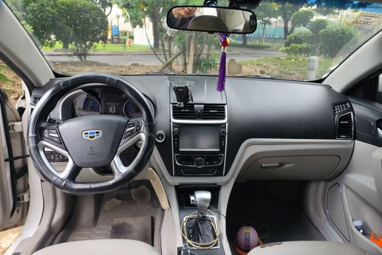Used Geely Auto Emgrand 2014 Sedan 1.5L CVT Elite Model Center Console
