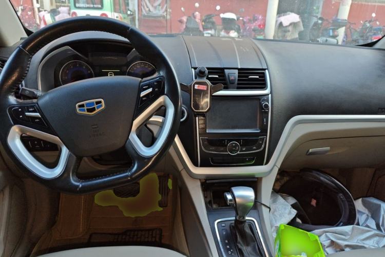 Used Geely Auto Emgrand 2014 Sedan 1.5L CVT Elite Model Center Console